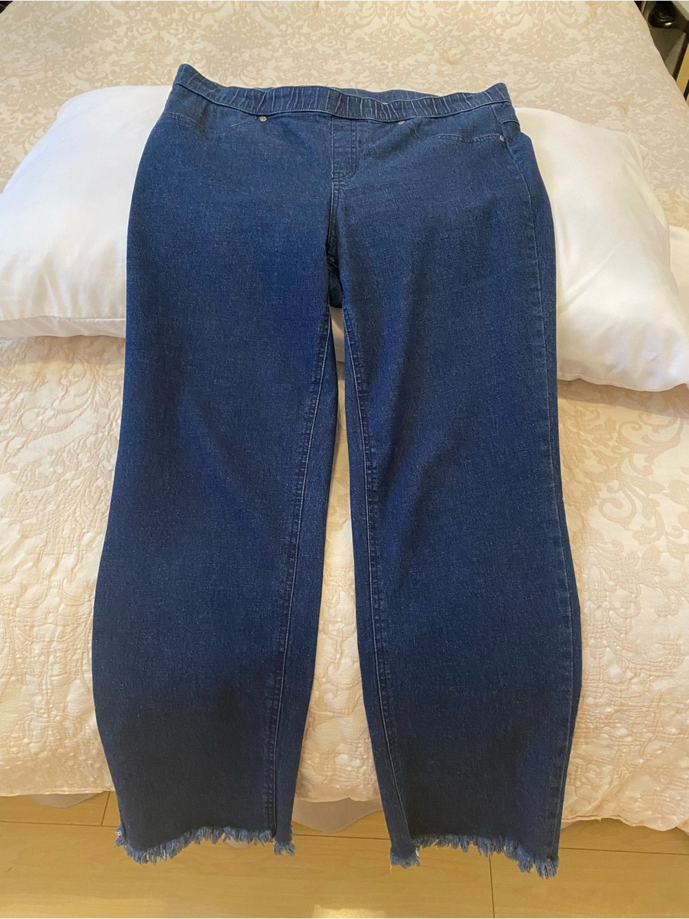 HUE Dark Blue Straight-Leg Women’s Jeans with Frayed Hem